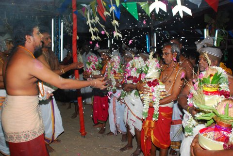 கும்பாபிஷேகம் - 2011 - இரண்டாம் நாள் நிகழச்சிகள் (சிறப்போடு பூசணை, பேரொளி வழிபாடு, திருமறை ஓதல், அஷ்டபந்தனம் சாத்துதல் . . .)