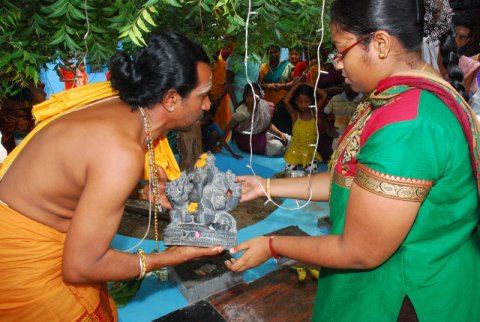 கும்பாபிஷேகம் - 2011 - இரண்டாம் நாள் நிகழச்சிகள் (சிறப்போடு பூசணை, பேரொளி வழிபாடு, திருமறை ஓதல், அஷ்டபந்தனம் சாத்துதல் . . .)
