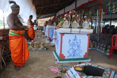கும்பாபிஷேகம் - 2011 - இரண்டாம் நாள் நிகழச்சிகள் (சிறப்போடு பூசணை, பேரொளி வழிபாடு, திருமறை ஓதல், அஷ்டபந்தனம் சாத்துதல் . . .)