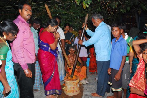 கும்பாபிஷேகம் - 2011 - இரண்டாம் நாள் நிகழச்சிகள் (சிறப்போடு பூசணை, பேரொளி வழிபாடு, திருமறை ஓதல், அஷ்டபந்தனம் சாத்துதல் . . .)