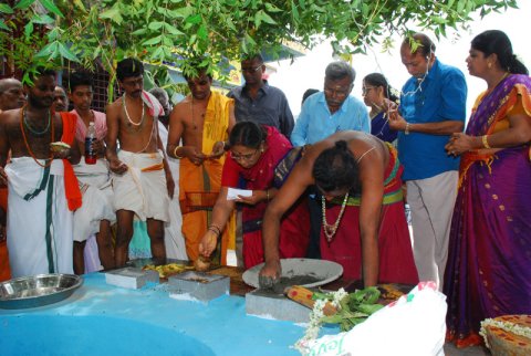 கும்பாபிஷேகம் - 2011 - இரண்டாம் நாள் நிகழச்சிகள் (சிறப்போடு பூசணை, பேரொளி வழிபாடு, திருமறை ஓதல், அஷ்டபந்தனம் சாத்துதல் . . .)