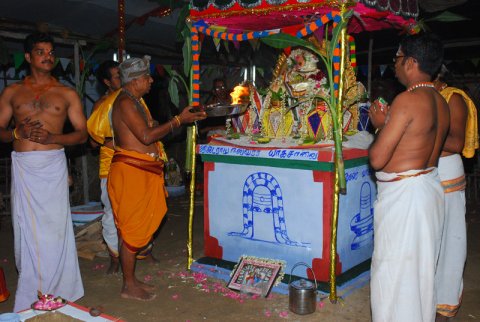 கும்பாபிஷேகம் - 2011 - இரண்டாம் நாள் நிகழச்சிகள் (சிறப்போடு பூசணை, பேரொளி வழிபாடு, திருமறை ஓதல், அஷ்டபந்தனம் சாத்துதல் . . .)