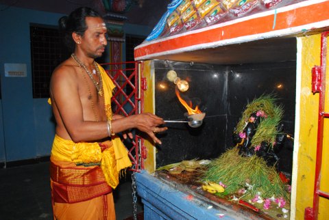 கும்பாபிஷேகம் - 2011 - இரண்டாம் நாள் நிகழச்சிகள் (சிறப்போடு பூசணை, பேரொளி வழிபாடு, திருமறை ஓதல், அஷ்டபந்தனம் சாத்துதல் . . .)