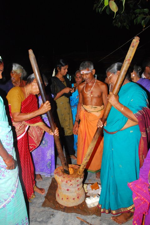 கும்பாபிஷேகம் - 2011 - இரண்டாம் நாள் நிகழச்சிகள் (சிறப்போடு பூசணை, பேரொளி வழிபாடு, திருமறை ஓதல், அஷ்டபந்தனம் சாத்துதல் . . .)