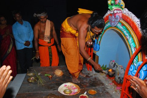 கும்பாபிஷேகம் - 2011 - இரண்டாம் நாள் நிகழச்சிகள் (சிறப்போடு பூசணை, பேரொளி வழிபாடு, திருமறை ஓதல், அஷ்டபந்தனம் சாத்துதல் . . .)